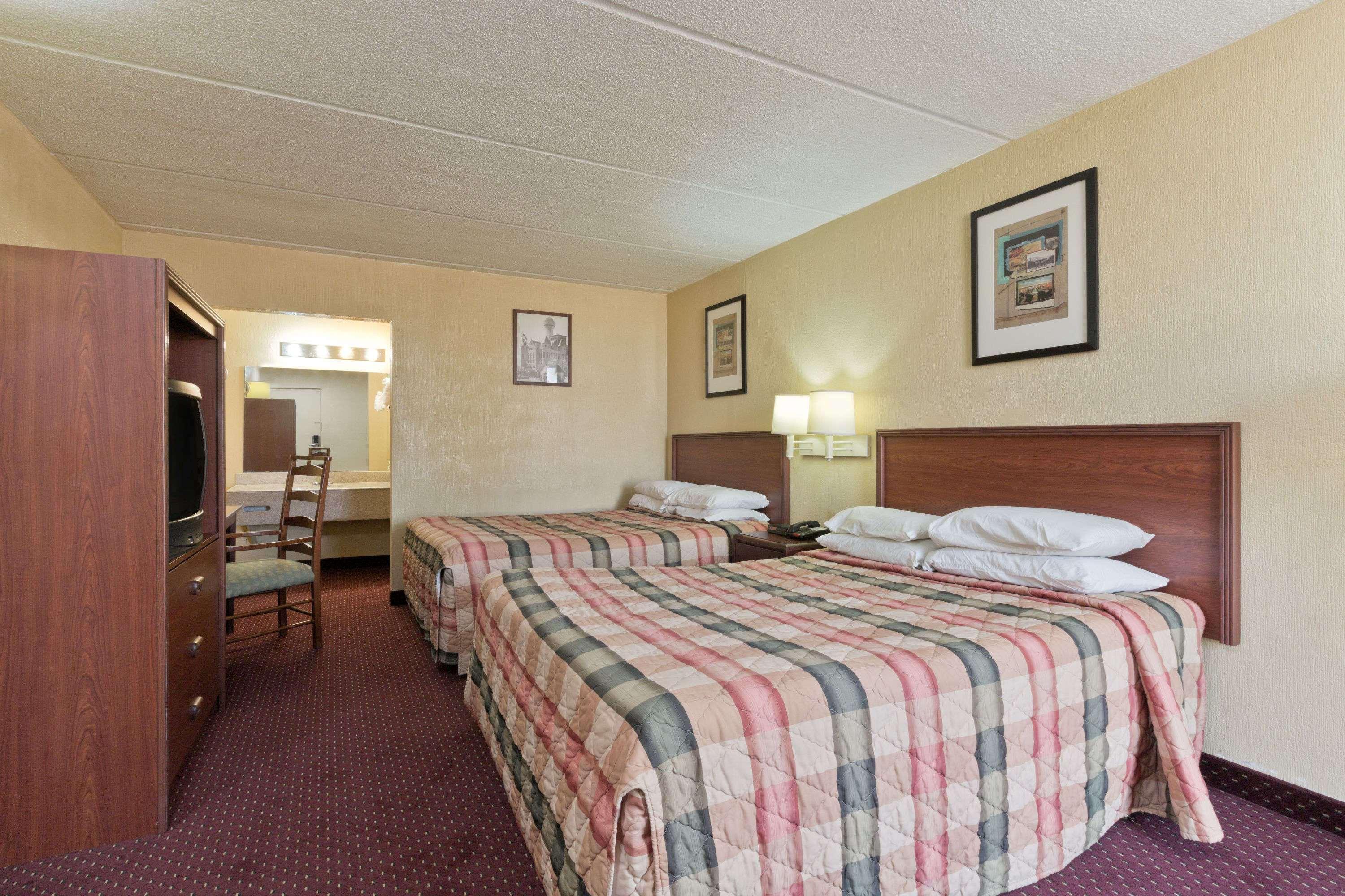 Knights Inn Бренем Экстерьер фото