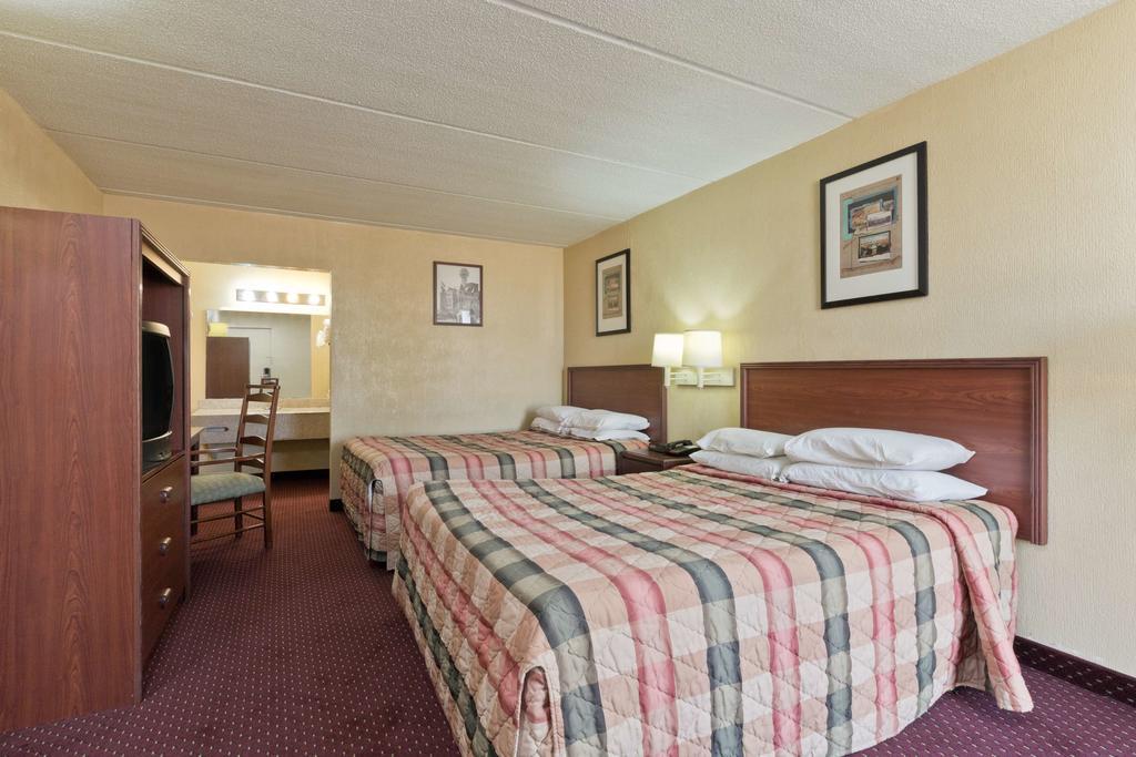 Knights Inn Бренем Экстерьер фото